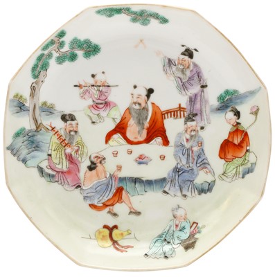 Lot 134 - A CHINESE FAMILLE-ROSE OCTAGONAL 'IMMORTALS' DISH