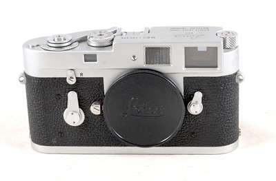 Lot 49 - Leica M2 Single-Stroke Body. #1137374.