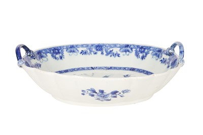 Lot 164 - A CHINESE BLUE AND WHITE TWIN-HANDLED TRAY