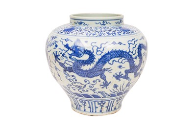 Lot 166 - A LARGE CHINESE BLUE AND WHITE 'DRAGON' VASE