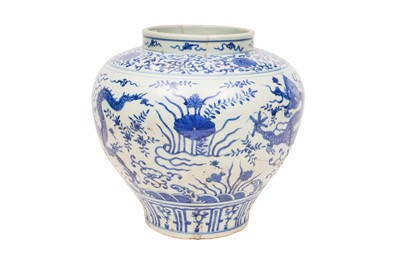 Lot 166 - A LARGE CHINESE BLUE AND WHITE 'DRAGON' VASE