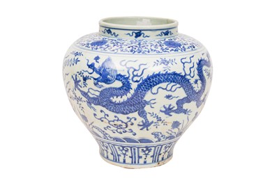 Lot 166 - A LARGE CHINESE BLUE AND WHITE 'DRAGON' VASE