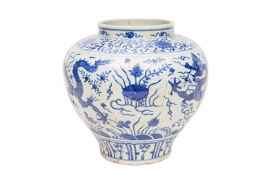 Lot 166 - A LARGE CHINESE BLUE AND WHITE 'DRAGON' VASE