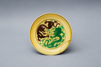 Lot 114 - A CHINESE YELLOW-GROUND 'DRAGONS' SAUCER DISH