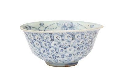 Lot 341 - A CHINESE BLUE AND WHITE 'HONEYCOMB' BOWL