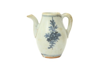 Lot 346 - A SMALL CHINESE BLUE AND WHITE 'FLORAL' EWER