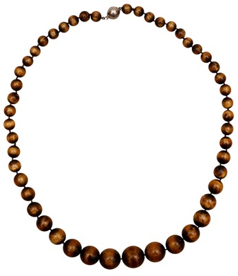 Lot 245 - λ A CHINESE SEA WILLOW CORAL NECKLACE