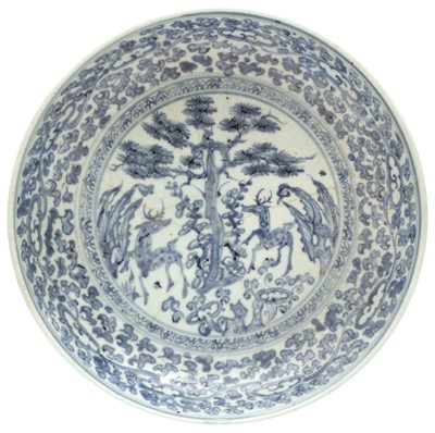 Lot 336 - A LARGE CHINESE BLUE AND WHITE ‘DEER’ DISH