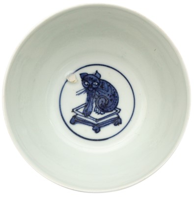 Lot 334 - A RARE CHINESE BLUE AND WHITE AND ANHUA 'CAT' BOWL