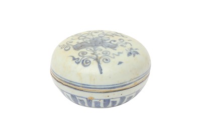 Lot 352 - A CHINESE BLUE AND WHITE 'BLOSSOMS' BOX AND COVER