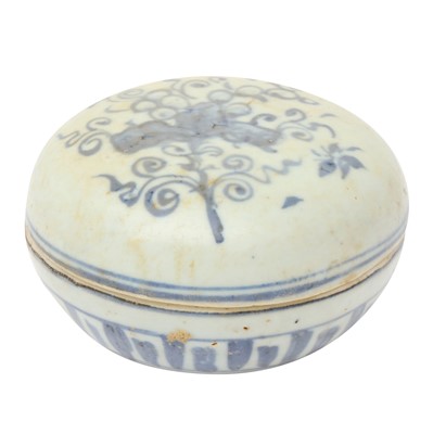Lot 686 - A Chinese blue and white 'blossoms' box and cover, Ming dynasty