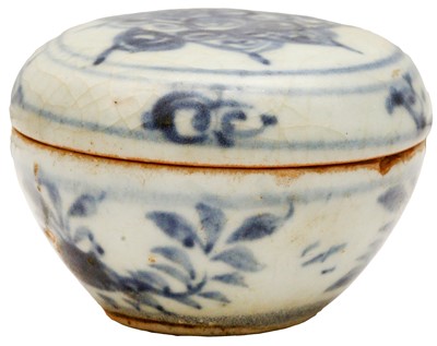 Lot 340 - A SMALL CHINESE BLUE AND WHITE 'FLORAL' BOX AND COVER