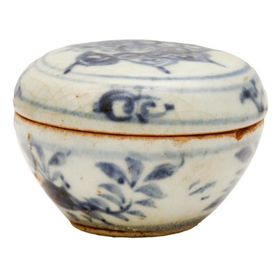 Lot 685 - A small Chinese blue and white 'floral' box and cover, Ming dynasty