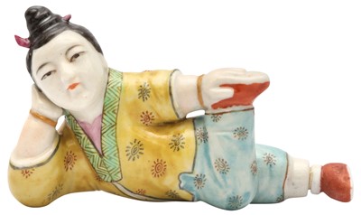 Lot 315 - A CHINESE FAMILLE-ROSE RECUMBENT FIGURE SNUFF BOTTLE