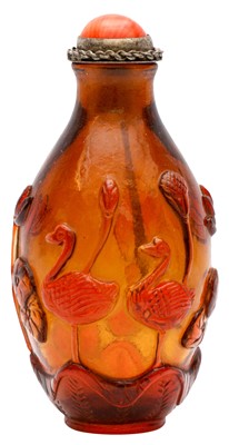 Lot 296 - A CHINESE AMBER-COLOURED BEIJING GLASS 'LOTUS POND' SNUFF BOTTLE