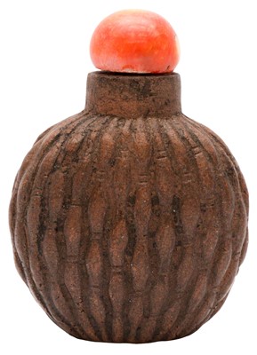 Lot 261 - A CHINESE YIXING MOULDED 'BASKET WEAVE' SNUFF BOTTLE