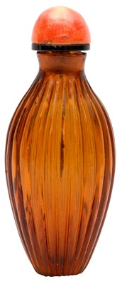 Lot 297 - A CHINESE AMBER-COLOUR BEIJING GLASS 'BASKED WEAVE' SNUFF BOTTLE