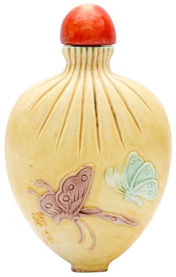 Lot 260 - A CHINESE YELLOW-GLAZED BISCUIT PORCELAIN PURSE-MOULDED SNUFF BOTTLE