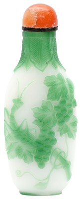 Lot 273 - A CHINESE GREEN OVERLAY GLASS 'GRAPEVINE' SNUFF BOTTLE