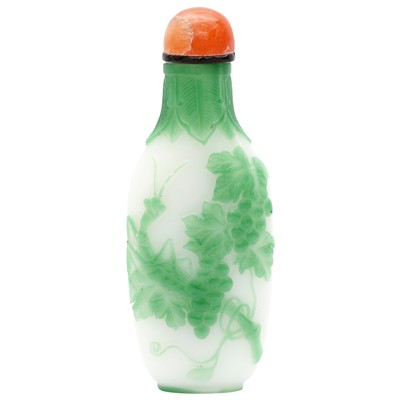 Lot 723 - A Chinese green overlay glass 'grapevine' snuff bottle, 19th century