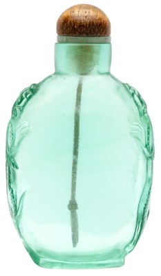 Lot 271 - A CHINESE GREEN GLASS 'CHILONG' SNUFF BOTTLE