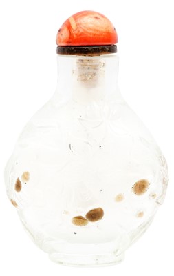 Lot 286 - A CHINESE CLEAR GLASS 'LOTUS POND' SNUFF BOTTLE