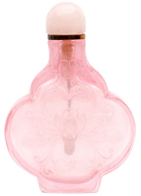 Lot 283 - A CHINESE PINK GLASS 'LOTUS' SNUFF BOTTLE