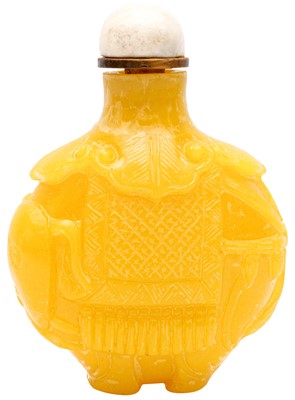 Lot 279 - A CHINESE YELLOW-GLASS ELEPHANT-MOULDED SNUFF BOTTLE