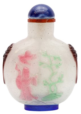 Lot 287 - A CHINESE OVERLAY GLASS 'FIGURATIVE' SNUFF BOTTLE