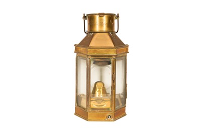 Lot 262 - AN EARLY 20TH CENTURY BULLPITT & SONS BRASS SHIP'S BULKHEAD LANTERN