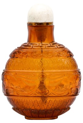 Lot 292 - A CHINESE AMBER-COLOURED GLASS 'ARCHAISTIC' SNUFF BOTTLE