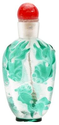 Lot 276 - A CHINESE GREEN OVERLAY GLASS 'FISH' SNUFF BOTTLE