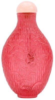 Lot 285 - A CHINESE PINK GLASS 'BASKET WEAVE' SNUFF BOTTLE