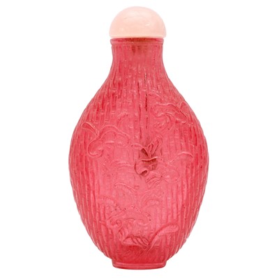 Lot 719 - A Chinese pink glass 'basket weave' snuff bottle, 19th century