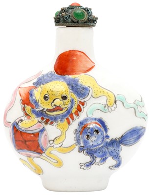 Lot 316 - A CHINESE FAMILLE-ROSE 'MYTHICAL BEAST' SNUFF BOTTLE