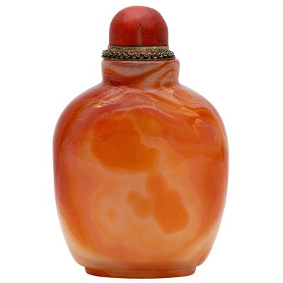 Lot 747 - A Chinese agate snuff bottle, 19th century