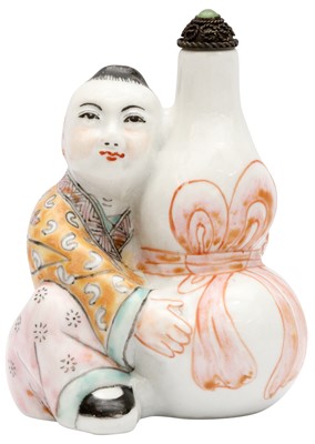 Lot 313 - A CHINESE FAMILLE-ROSE 'FIGURE WITH VASE' SNUFF BOTTLE