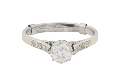 Lot 155 - A DIAMOND RING