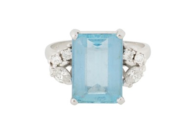 Lot 255 - AN AQUAMARINE AND DIAMOND RING