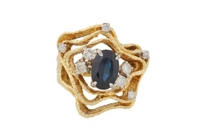 Lot 84 - A SAPPHIRE AND DIAMOND RING