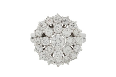 Lot 143 - A DIAMOND CLUSTER RING