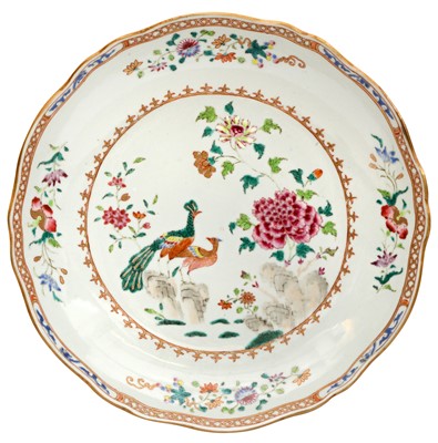 Lot 92 - A CHINESE FAMILLE-ROSE 'PEACOCKS' DISH