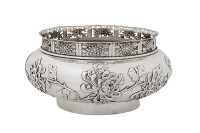 Lot 189 - An early 20th century Chinese export silver bowl, Shanghai circa 1910, marked Hou Xiang, retailed by Hung Chong of Shanghai