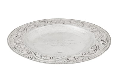 Lot 352 - An Edwardian ‘Arts and Crafts’ sterling silver charger dish, London 1905 by Philip Frederick Alexander (reg. July 1900)