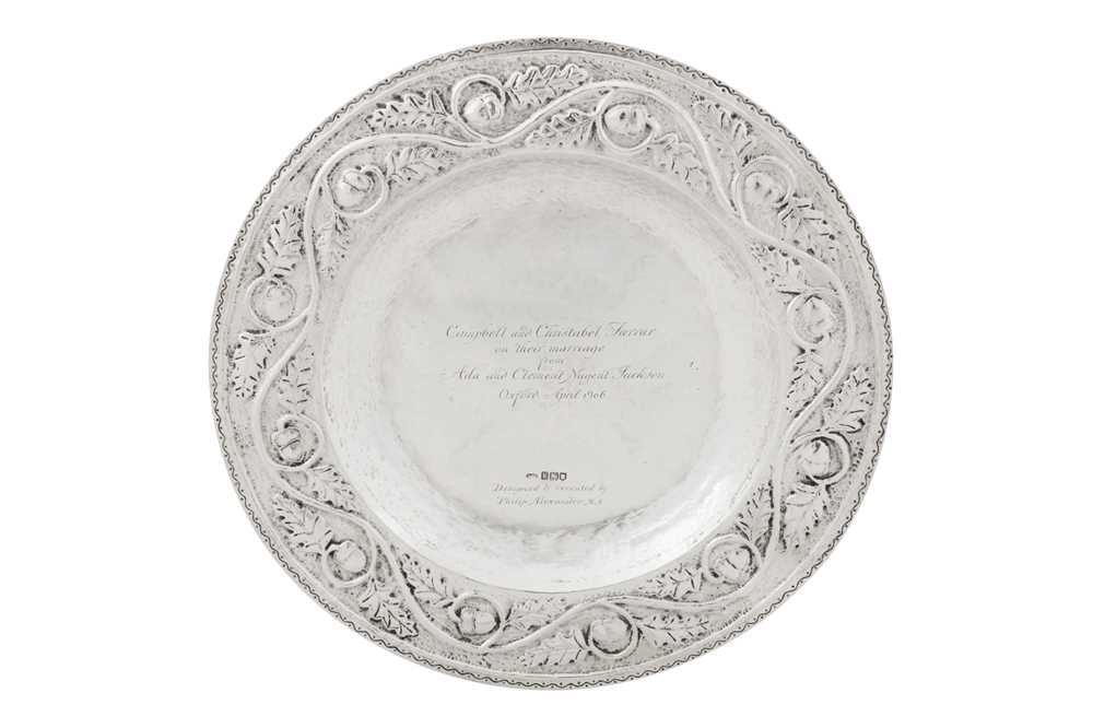 Lot 352 - An Edwardian ‘Arts and Crafts’ sterling silver charger dish, London 1905 by Philip Frederick Alexander (reg. July 1900)