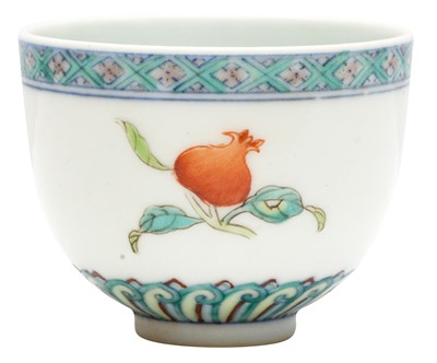 Lot 425 - A CHINESE DOUCAI 'FRUITS' CUP