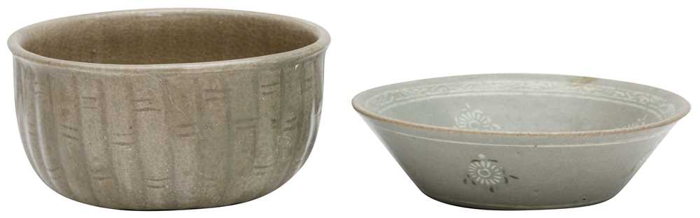 Lot 428 - A KOREAN CELADON-GLAZED 'BAMBOO' BOWL AND A SLIP-INLAID BRUSH WASHER