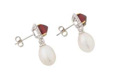 Lot 117 - A PAIR OF GARNET AND PEARL PENDENT EARRINGS