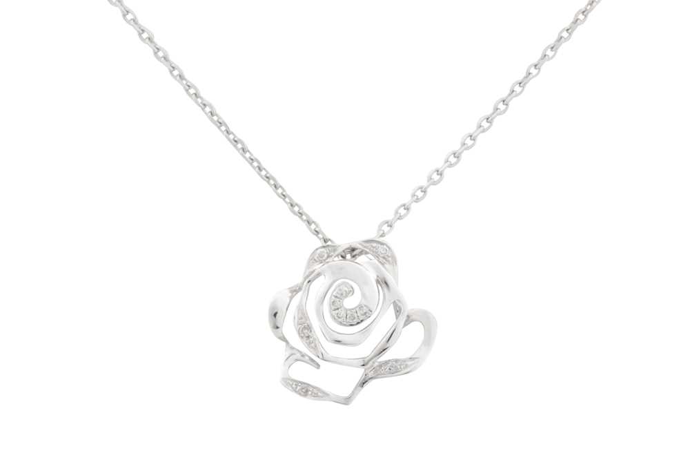 Lot 51 - A ROSE DIAMOND NECKLACE