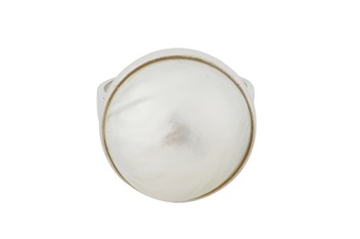 Lot 243 - A MABÉ PEARL RING